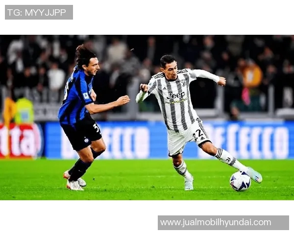 克鲁赛罗与拉腊的激烈对决展现足球魅力与团队精神的巅峰较量